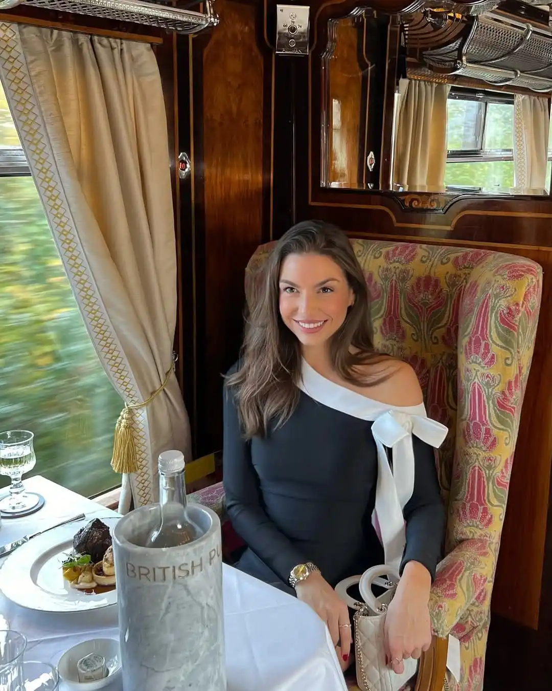 25+ Valentine’s Day Outfits for the Perfect Date Night Look