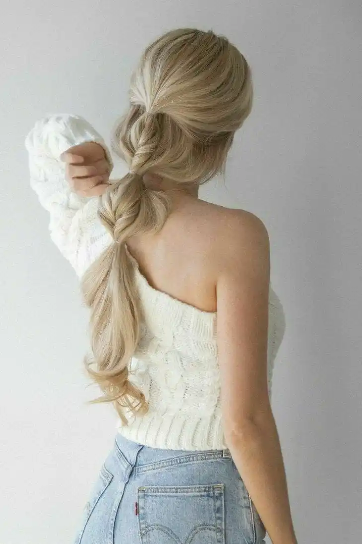 20+ Valentine’s Hairstyles That Are Romantic, Easy, and Totally Date-Night Ready