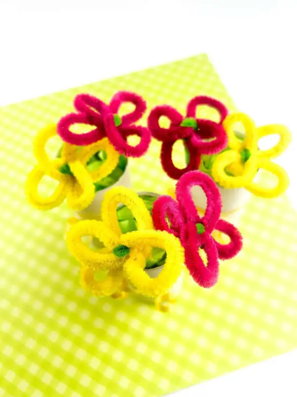 20 Easy & Colorful Pipe Cleaner Flowers